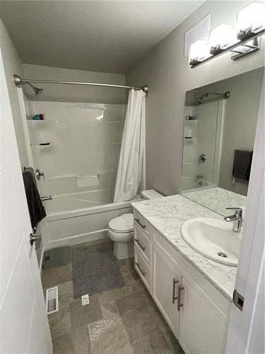 61 Boschman Bay, Brandon, MB - Indoor Photo Showing Bathroom