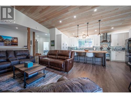 7145 Dunwaters Road, Kelowna, BC - Indoor Photo Showing Living Room