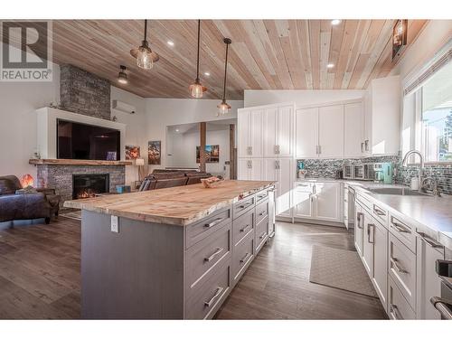 7145 Dunwaters Road, Kelowna, BC - Indoor Photo Showing Kitchen With Upgraded Kitchen