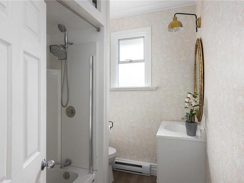 1561 North Dairy Rd, Victoria, BC - Indoor Photo Showing Bathroom