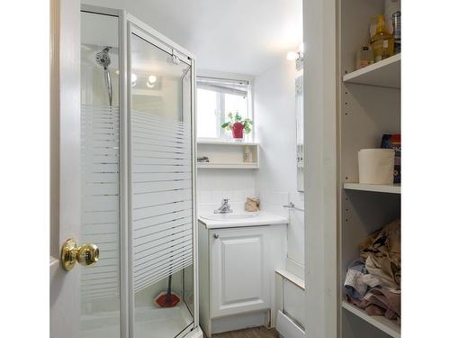 1561 North Dairy Rd, Victoria, BC - Indoor Photo Showing Bathroom