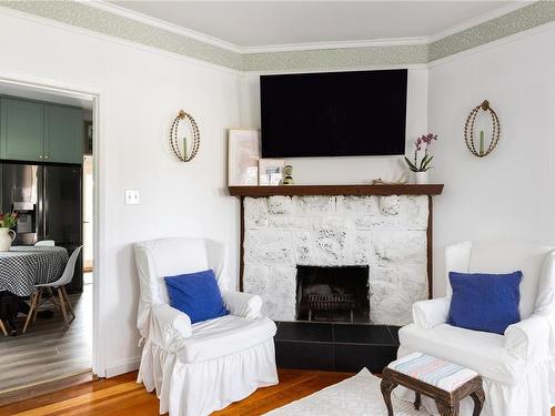 1561 North Dairy Rd, Victoria, BC - Indoor Photo Showing Living Room With Fireplace