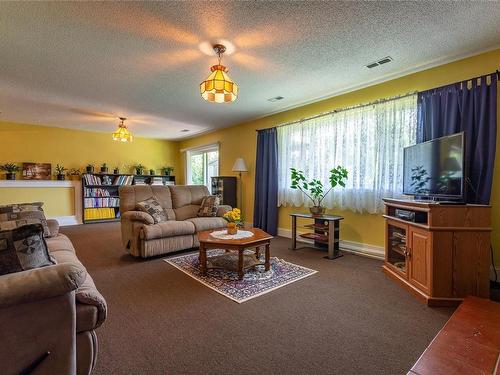 689 Alder St South, Campbell River, BC - Indoor Photo Showing Living Room