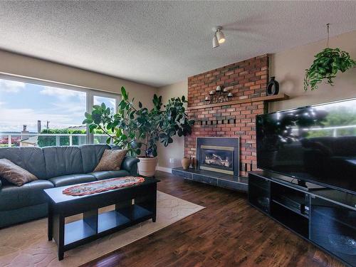 689 Alder St South, Campbell River, BC - Indoor Photo Showing Living Room With Fireplace