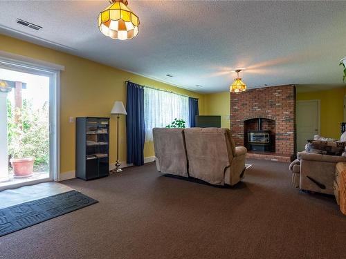 689 Alder St South, Campbell River, BC - Indoor Photo Showing Living Room With Fireplace