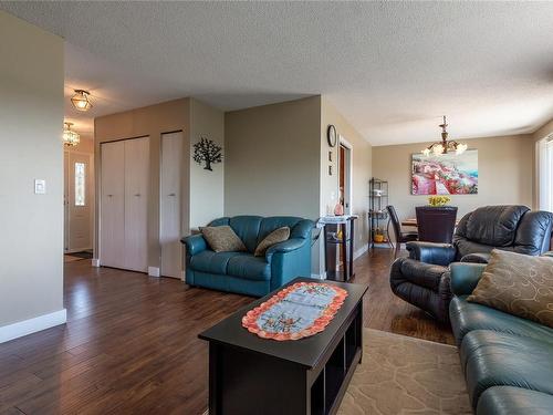 689 Alder St South, Campbell River, BC - Indoor Photo Showing Living Room
