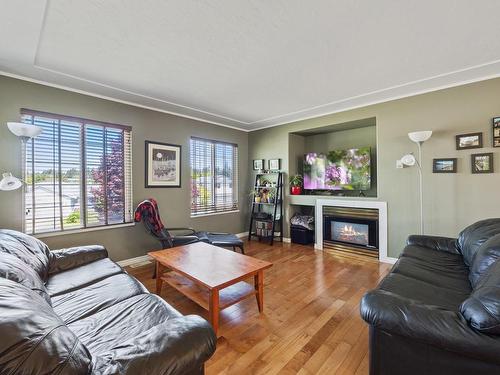 2151 Meadowlark Dr, Comox, BC - Indoor Photo Showing Living Room With Fireplace