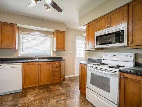 2264 14Th Ave, Port Alberni, BC - Indoor Photo Showing Kitchen With Double Sink