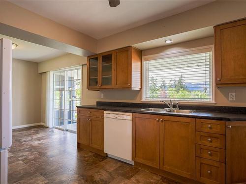 2264 14Th Ave, Port Alberni, BC - Indoor Photo Showing Kitchen With Double Sink