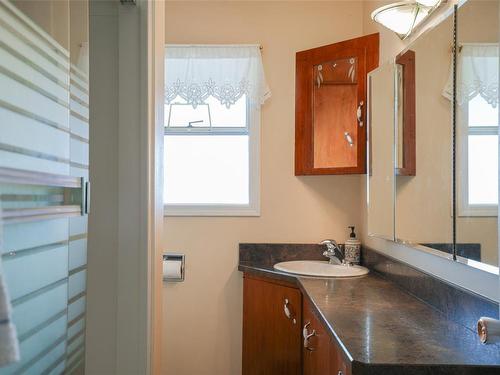 2264 14Th Ave, Port Alberni, BC - Indoor Photo Showing Bathroom
