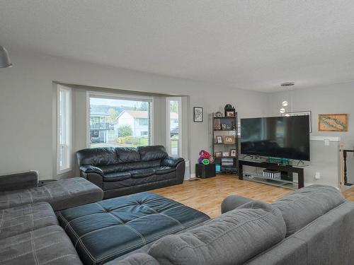 3782 Haslam Rd, Port Alberni, BC - Indoor Photo Showing Living Room