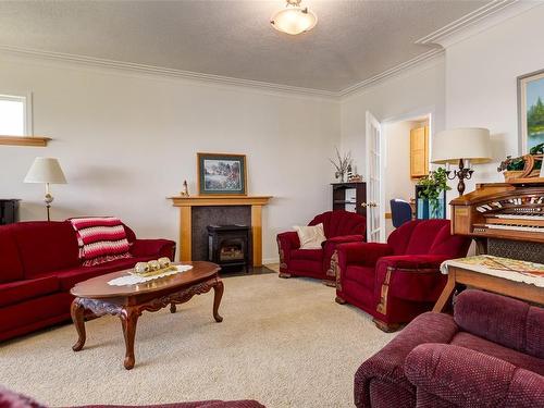 3356 Hillside Rd, Chemainus, BC - Indoor Photo Showing Living Room With Fireplace