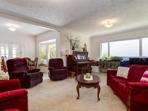 3356 Hillside Rd, Chemainus, BC - Indoor Photo Showing Living Room