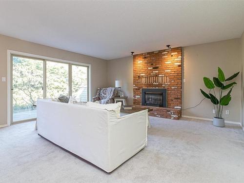 3140 Wessex Close, Oak Bay, BC - Indoor Photo Showing Living Room With Fireplace