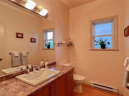 927 Firehall Creek Rd, Langford, BC - Indoor Photo Showing Bathroom