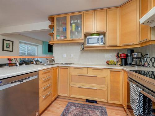 6-3993 Columbine Way, Saanich, BC - Indoor Photo Showing Kitchen With Double Sink