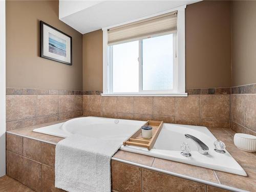 489 Warder Cres, Qualicum Beach, BC - Indoor Photo Showing Bathroom
