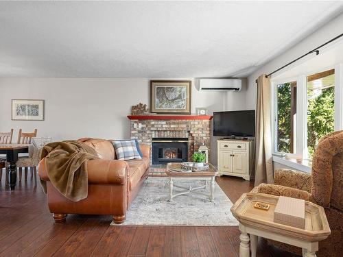 489 Warder Cres, Qualicum Beach, BC - Indoor Photo Showing Living Room With Fireplace