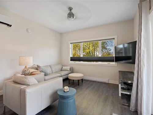 489 Warder Cres, Qualicum Beach, BC - Indoor Photo Showing Living Room