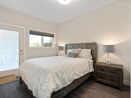 489 Warder Cres, Qualicum Beach, BC - Indoor Photo Showing Bedroom