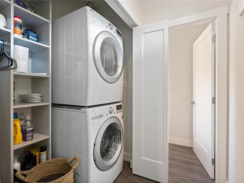 489 Warder Cres, Qualicum Beach, BC - Indoor Photo Showing Laundry Room
