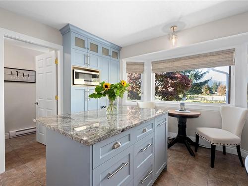 489 Warder Cres, Qualicum Beach, BC - Indoor Photo Showing Kitchen With Upgraded Kitchen