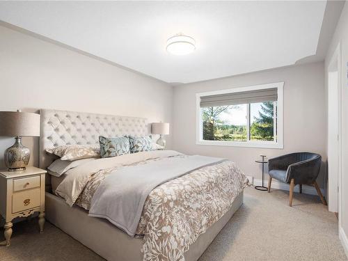 489 Warder Cres, Qualicum Beach, BC - Indoor Photo Showing Bedroom