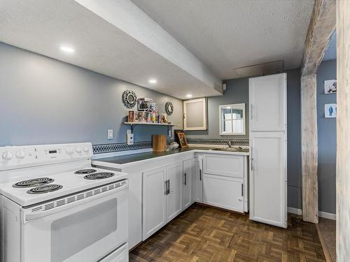 2113 Sifton Ave, Kamloops, BC - Indoor Photo Showing Kitchen