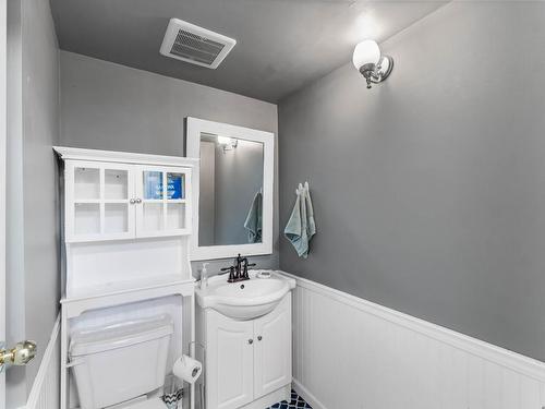 2113 Sifton Ave, Kamloops, BC - Indoor Photo Showing Bathroom
