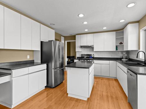 2084 Skeena Drive, Kamloops, BC - Indoor Photo Showing Kitchen With Upgraded Kitchen