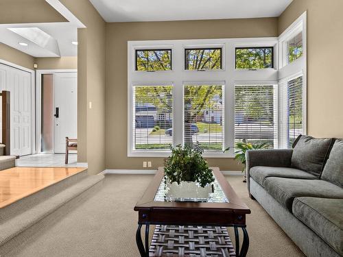 2084 Skeena Drive, Kamloops, BC - Indoor Photo Showing Living Room