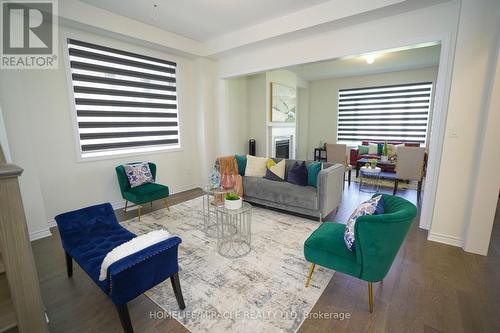 20 Tweedhill Avenue, Caledon, ON - Indoor Photo Showing Living Room