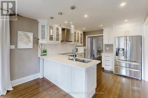 22 West Side Drive, Markham, ON - Indoor Photo Showing Kitchen With Upgraded Kitchen
