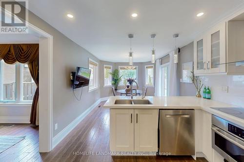 22 West Side Drive, Markham, ON - Indoor Photo Showing Kitchen With Upgraded Kitchen