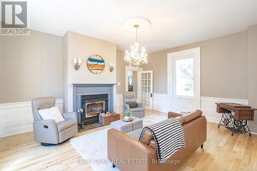 7001 County Road 27, Innisfil, ON - Indoor Photo Showing Living Room