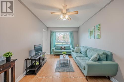 128 Pickett Crescent, Barrie, ON - Indoor Photo Showing Living Room