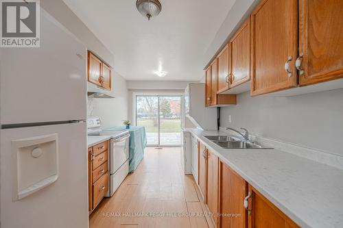 128 Pickett Crescent, Barrie, ON - Indoor Photo Showing Kitchen With Double Sink