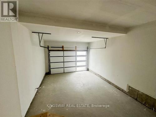 204 Rosanne Circle, Wasaga Beach, ON - Indoor Photo Showing Garage