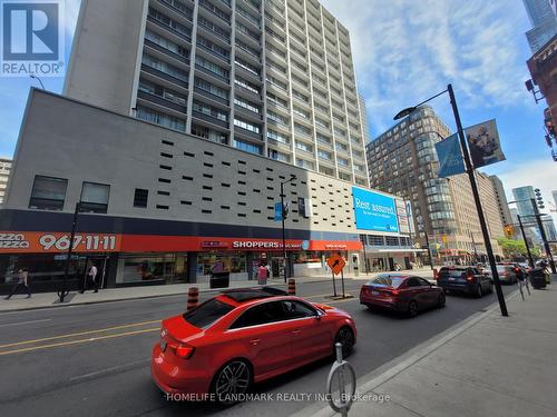 1015 - 7 Grenville Street, Toronto, ON - Outdoor With Facade