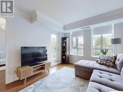 323 - 900 Mount Pleasant Road, Toronto, ON - Indoor Photo Showing Living Room