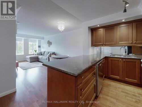323 - 900 Mount Pleasant Road, Toronto, ON - Indoor Photo Showing Kitchen