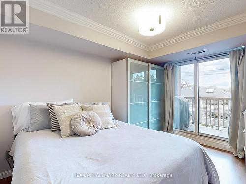 323 - 900 Mount Pleasant Road, Toronto, ON - Indoor Photo Showing Bedroom