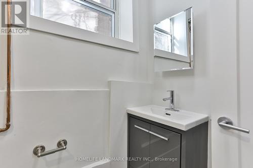 18 - 915 St Clair Avenue W, Toronto, ON - Indoor Photo Showing Bathroom