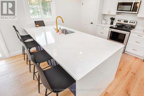 25 Seneca Crescent, Brantford, ON - Indoor Photo Showing Kitchen With Upgraded Kitchen