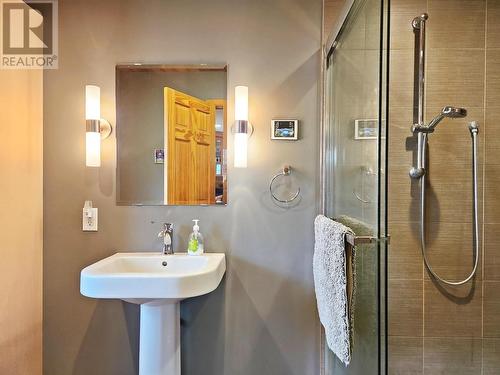 2381 Dawson Street, Quesnel, BC - Indoor Photo Showing Bathroom
