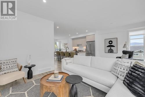 1455 Cara Glen Court Unit# 108, Kelowna, BC - Indoor Photo Showing Living Room