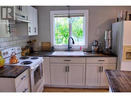 1029 1St Ave, Chase, BC - Indoor Photo Showing Kitchen