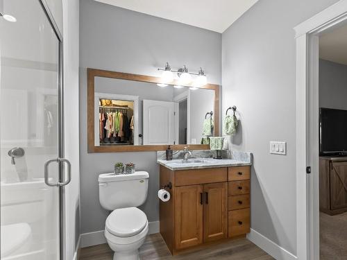 237-4350 Ponderosa Drive, Peachland, BC - Indoor Photo Showing Bathroom