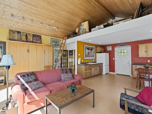 5010 Elliott Avenue, Peachland, BC - Indoor Photo Showing Living Room