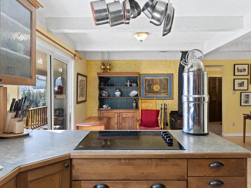 5010 Elliott Avenue, Peachland, BC - Indoor Photo Showing Kitchen